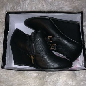 Black and gold small wedges.